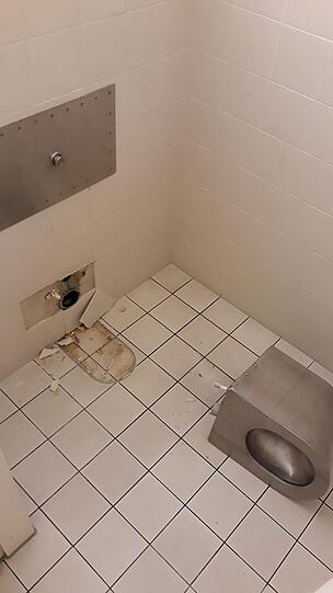 Die zerstörte Toilette. Die zerstörte Toilette.