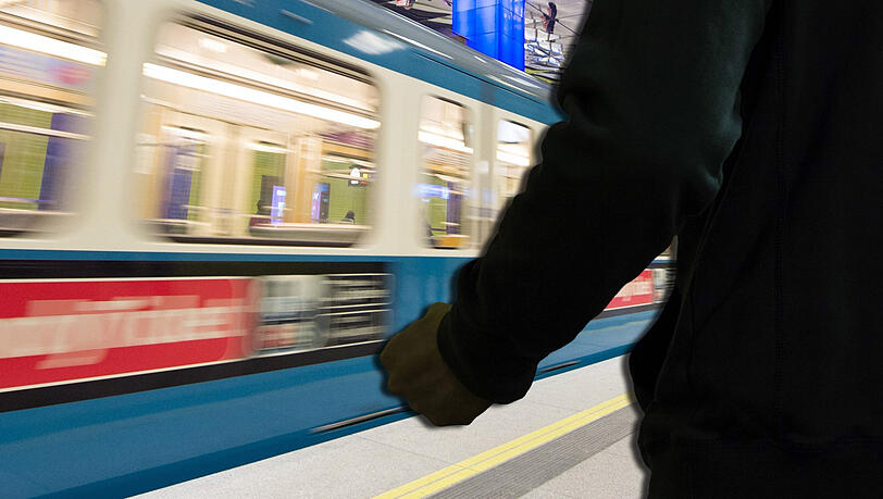 Gewalttätig wurden zwei Unbeteiligte am U-Bahhof Odeonsplatz. Sie wollten eine Fahrscheinkontrole verhindern. Gewalttätig wurden zwei Unbeteiligte am U-Bahhof Odeonsplatz. Sie wollten eine Fahrscheinkontrole verhindern.