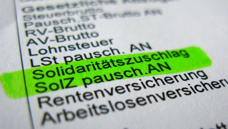 Seit fast 30 Jahren: Solidaritätszuschlag auf einer Gehaltsabrechnung. Seit fast 30 Jahren: Solidaritätszuschlag auf einer Gehaltsabrechnung.