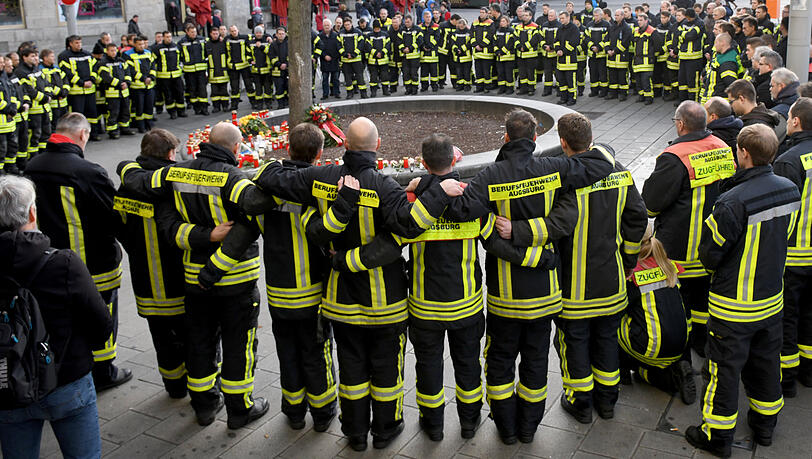 Vereint in der Trauer: Die Augsburger Feuerwehr trauert um ihren getöteten Kameraden. Vereint in der Trauer: Die Augsburger Feuerwehr trauert um ihren getöteten Kameraden.