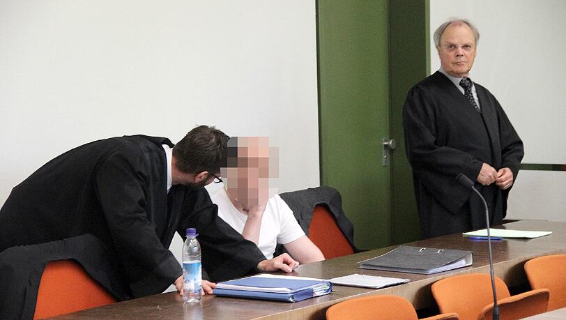 Vor dem Urteil: Robin L. im Gespräch mit Verteidiger Stephan Horster (rechts Anwalt Eckhart Müller). Vor dem Urteil: Robin L. im Gespräch mit Verteidiger Stephan Horster (rechts Anwalt Eckhart Müller).