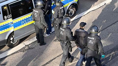 Die Münchner Polizei führt Anhänger des VfB Stuttgart ab. Die Münchner Polizei führt Anhänger des VfB Stuttgart ab.