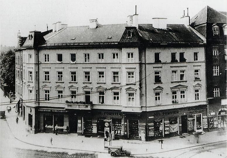 Das legendäre Haushaltswarengeschäft Forster am Rotkreuzplatz, ab 1889 an diesem Standort. Das legendäre Haushaltswarengeschäft Forster am Rotkreuzplatz, ab 1889 an diesem Standort.