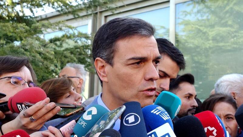Spaniens amtierender Ministerpräsident Pedro Sanchez spricht in Madrid mit Journalisten. Spaniens amtierender Ministerpräsident Pedro Sanchez spricht in Madrid mit Journalisten.