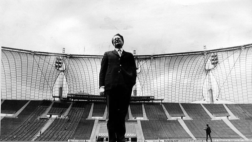 OB Hans-Jochen Vogel 1972 im gerade fertig gestellten Olympiastadion. OB Hans-Jochen Vogel 1972 im gerade fertig gestellten Olympiastadion.