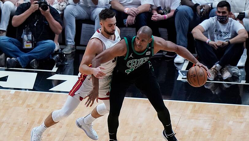 Bostons Al Horford (r) schützt den Ball vor Miamis Max Strus. Bostons Al Horford (r) schützt den Ball vor Miamis Max Strus.