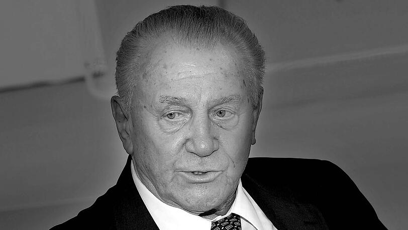 Beim ersten deutschen WM-Triumph 1954 in Bern gegen Ungarn (3:2) gehörte Hans Schäfer zu den Leistungsträgern der Mannschaft um Kapitän Fritz Walter des damaligen Bundestrainers Sepp Herberger. Beim ersten deutschen WM-Triumph 1954 in Bern gegen Ungarn (3:2) gehörte Hans Schäfer zu den Leistungsträgern der Mannschaft um Kapitän Fritz Walter des damaligen Bundestrainers Sepp Herberger.
