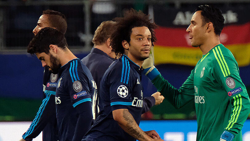 Real Madrids Linksverteidiger Marcelo (m.) machte sich beim Wolfsburger Publikum nicht gerade beliebt. Real Madrids Linksverteidiger Marcelo (m.) machte sich beim Wolfsburger Publikum nicht gerade beliebt.