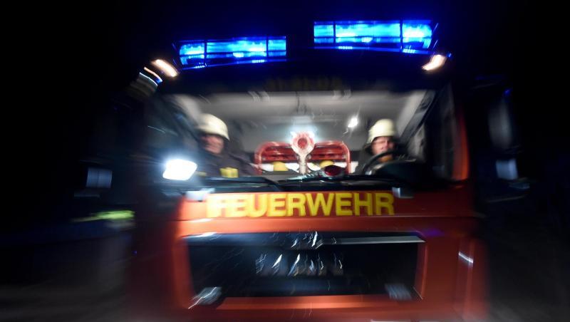 Ein Löschfahrzeug fährt mit Blaulicht über eine Straße. Foto: Carsten Rehder/dpa/Archivbild Ein Löschfahrzeug fährt mit Blaulicht über eine Straße. Foto: Carsten Rehder/dpa/Archivbild