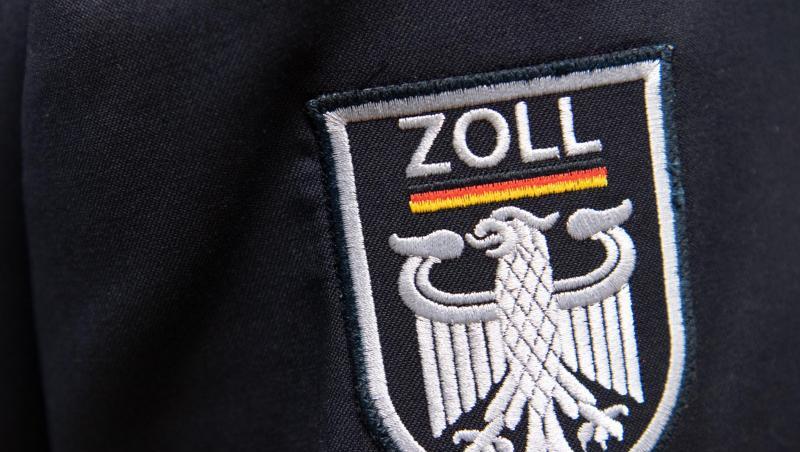 Das Logo der deutschen Zollbehörde ist an einer Uniform zu sehen.