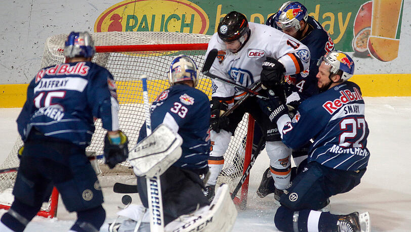 Die Quittung für zu viele Strafzeiten: Wolfsburgs Brent Aubin (in Weiß) versenkt den Puck zum 2:1-Sieg gegen den EHC. Die Quittung für zu viele Strafzeiten: Wolfsburgs Brent Aubin (in Weiß) versenkt den Puck zum 2:1-Sieg gegen den EHC.