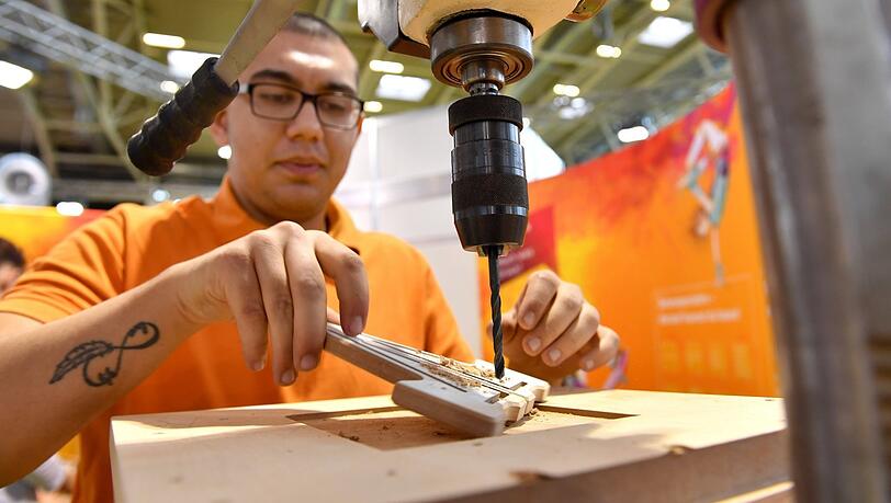 Wer wie dieser Mann in der Fertigung arbeiten will, findet sofort einen Job. Auf jeden Arbeitssuchenden kommt eine offene Stelle. Wer wie dieser Mann in der Fertigung arbeiten will, findet sofort einen Job. Auf jeden Arbeitssuchenden kommt eine offene Stelle.