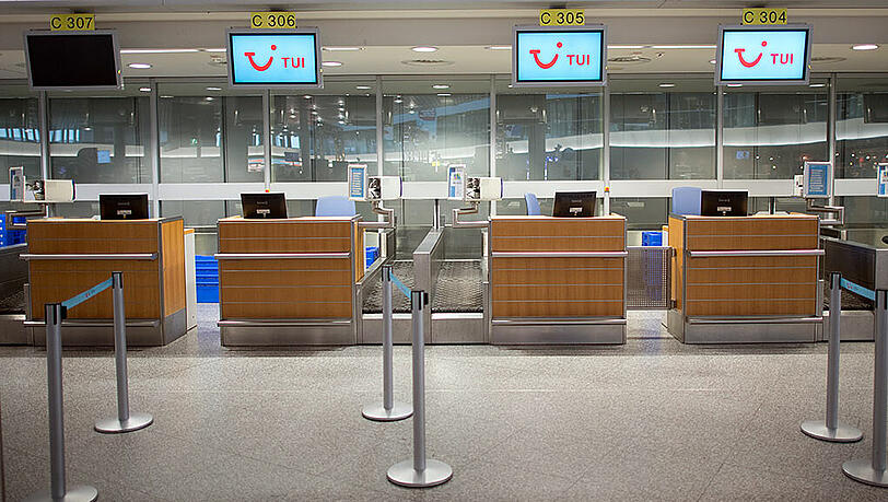 Die Schalter am Flughafen sind verweist - nur wenige Tuifly-Flieger können derzeit abheben. Die Schalter am Flughafen sind verweist - nur wenige Tuifly-Flieger können derzeit abheben.