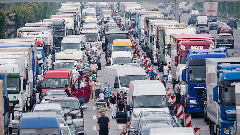 Vor allem am Freitag und Samstag herrschte auf Bayerns Autobahnen Stau-Chaos. Vor allem am Freitag und Samstag herrschte auf Bayerns Autobahnen Stau-Chaos.