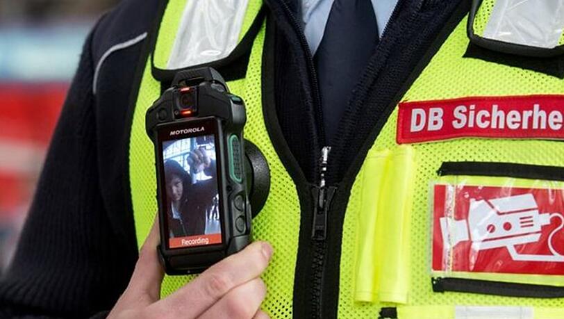 Die Bundespolizei ermittelt wegen gefährlicher Körperverletzung und Beleidigung gegen den Mann. (Symbolbild) Die Bundespolizei ermittelt wegen gefährlicher Körperverletzung und Beleidigung gegen den Mann. (Symbolbild)