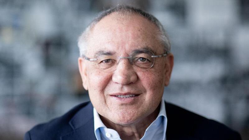 Der ehemalige Bundesliga-Fußballtrainer, Felix Magath, blickt in die Kamera des Fotografen. Foto: Kay Nietfeld/dpa/Archivbild Der ehemalige Bundesliga-Fußballtrainer, Felix Magath, blickt in die Kamera des Fotografen. Foto: Kay Nietfeld/dpa/Archivbild