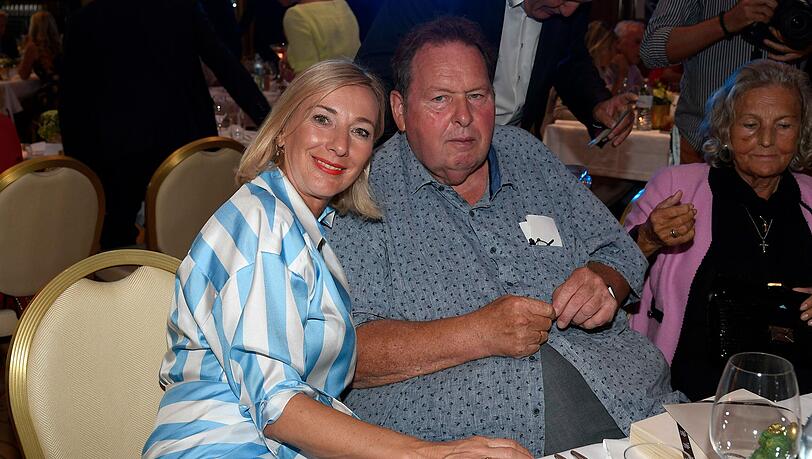Ehefrau Simone ist immer an Ottfried Fischers Seite. Ehefrau Simone ist immer an Ottfried Fischers Seite.