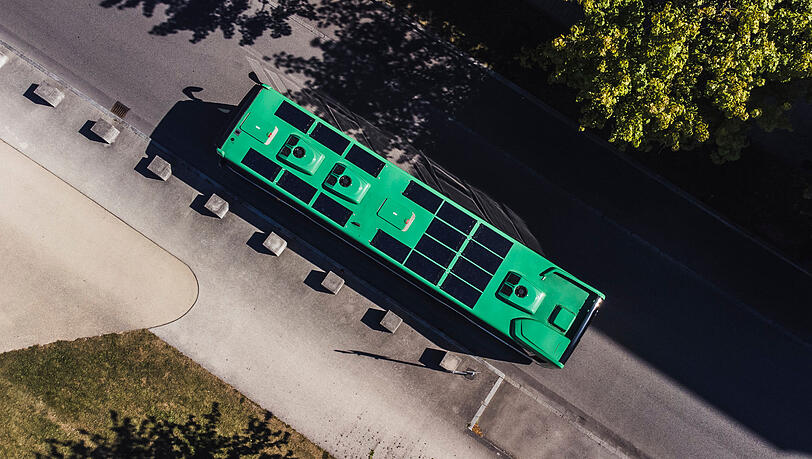 Das Solar Bus Kit ist eine vielseitige und praktische Anwendung, die für die gängigsten 12-Meter-Bustypen auf dem europäischen Markt entwickelt wurde - darunter der Mercedes-Benz Citaro und MAN Lion City. Das Solar Bus Kit ist eine vielseitige und praktische Anwendung, die für die gängigsten 12-Meter-Bustypen auf dem europäischen Markt entwickelt wurde - darunter der Mercedes-Benz Citaro und MAN Lion City.