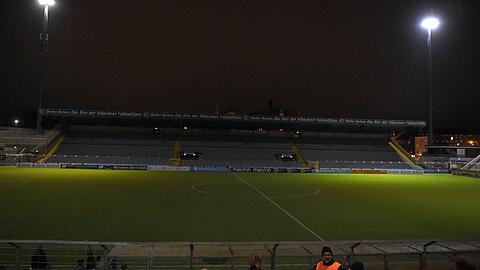 In Giesing gehen die (Drittliga-)Lichter aus. Das Foto vom 20. November 2017 beim Regionalliga-Duell zwischen 1860 und Buchbach, als die Flutlichtanlage ausfiel, steht symptomatisch für den "schwarzen Mittwoch", den die Löwen am 3. Juni 2026 erleben. In Giesing gehen die (Drittliga-)Lichter aus. Das Foto vom 20. November 2017 beim Regionalliga-Duell zwischen 1860 und Buchbach, als die Flutlichtanlage ausfiel, steht symptomatisch für den "schwarzen Mittwoch", den die Löwen am 3. Juni 2026 erleben.