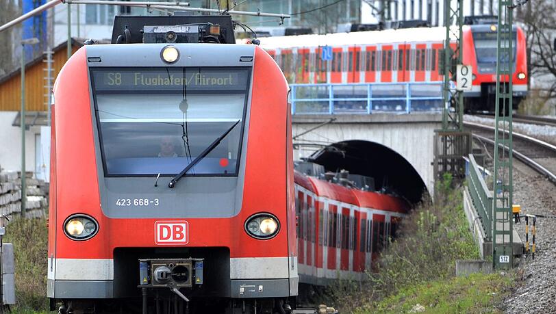 Sturm "Niklas" macht der S-Bahn in München zu schaffen. Sturm "Niklas" macht der S-Bahn in München zu schaffen.