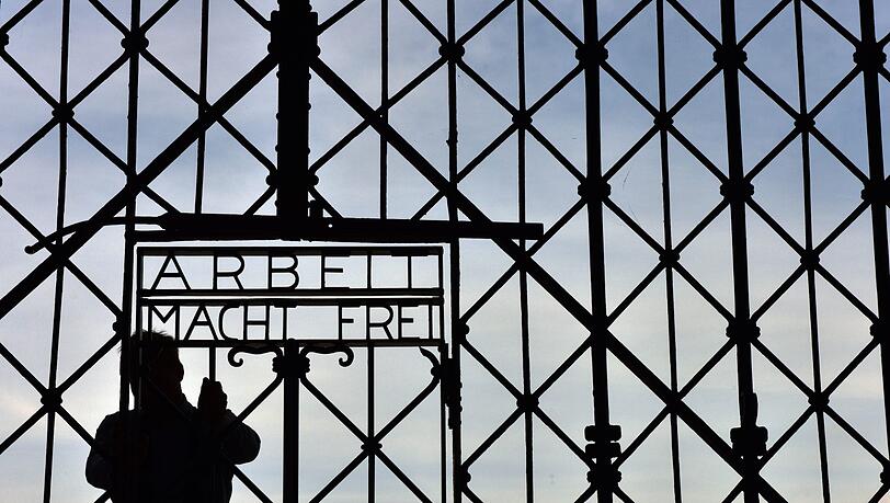 Das Tor am Eingang zur KZ-Gedenkstätte Dachau. Das Tor am Eingang zur KZ-Gedenkstätte Dachau.