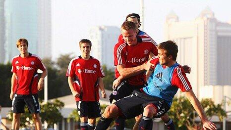 Beim Spaßkick im Trainingslager in Dubai: Michael Rensing (vorne). Beim Spaßkick im Trainingslager in Dubai: Michael Rensing (vorne).