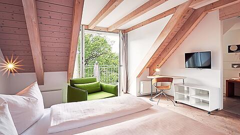 Das Zimmer, das 2009 zuletzt renoviert wurde. Mit dem Renovieren von denkmalgeschützten Räumen konnte Amrhein die vergangenen Jahre viel Erfahrung sammeln. Das Zimmer, das 2009 zuletzt renoviert wurde. Mit dem Renovieren von denkmalgeschützten Räumen konnte Amrhein die vergangenen Jahre viel Erfahrung sammeln.