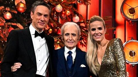 30. José Carreras Gala: Gastgeber José Carreras (Mitte) und seine Co-Moderatoren Stephanie Müller-Spirra und Sven Lorig freuen sich über 3.549.283 Euro Spenden für den Kampf gegen Leukämie und andere schwere Knochenmarks- und Bluterkrankungen. 30. José Carreras Gala: Gastgeber José Carreras (Mitte) und seine Co-Moderatoren Stephanie Müller-Spirra und Sven Lorig freuen sich über 3.549.283 Euro Spenden für den Kampf gegen Leukämie und andere schwere Knochenmarks- und Bluterkrankungen.