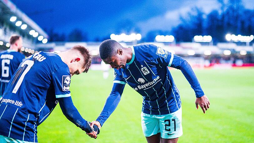 Geht doch und geht weiter: Julian Guttau (l.) und die Defensive um den in der zweiten Hälfte eingewechselten Leroy Kwadwo (r.) sorgen für den 1:0-Sieg in Verl. Geht doch und geht weiter: Julian Guttau (l.) und die Defensive um den in der zweiten Hälfte eingewechselten Leroy Kwadwo (r.) sorgen für den 1:0-Sieg in Verl.