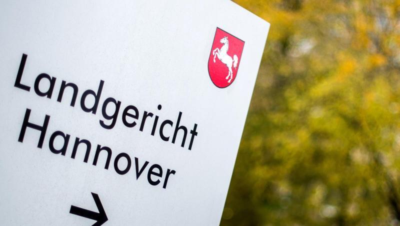 Vor dem Landgericht in Hannover muss sich eine 44-Jährige wegen der Mißhandlung ihrer Tochter verantworten. Vor dem Landgericht in Hannover muss sich eine 44-Jährige wegen der Mißhandlung ihrer Tochter verantworten.