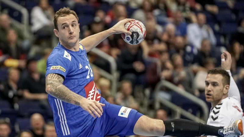 Frankreichs Valentin Porte (l) kommt gegen Serbiens Stefan Vujic zum Abschluss. Frankreichs Valentin Porte (l) kommt gegen Serbiens Stefan Vujic zum Abschluss.