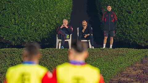 Oliver Kahn (l-r), Hasan Salihamidzic und Marco Neppe verfolgen im Januar 2023 die Übungseinheit der Spieler. Oliver Kahn (l-r), Hasan Salihamidzic und Marco Neppe verfolgen im Januar 2023 die Übungseinheit der Spieler.