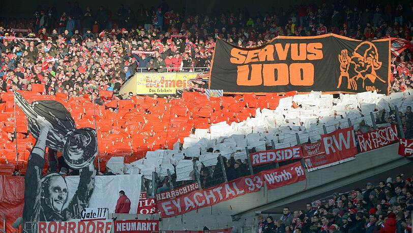 Die Fans des FC Bayern gedachten ihrem ehemaligen Trainer Udo Lattek, der am vergangenen Wochenende verstorben war. Die Fans des FC Bayern gedachten ihrem ehemaligen Trainer Udo Lattek, der am vergangenen Wochenende verstorben war.