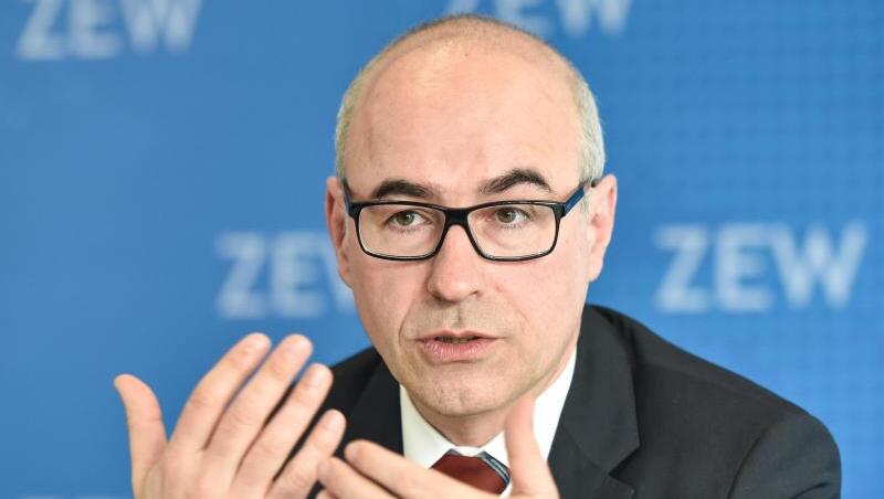 Achim Wambach gestikuliert bei einer Pressekonferenz. Foto: Uwe Anspach/Archivbild Achim Wambach gestikuliert bei einer Pressekonferenz. Foto: Uwe Anspach/Archivbild