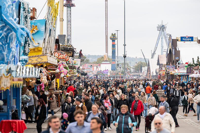 An der Theresienweise wurden während des Oktoberfestes rund 20 Drohnenpiloten von der Polizei erwischt. An der Theresienweise wurden während des Oktoberfestes rund 20 Drohnenpiloten von der Polizei erwischt.