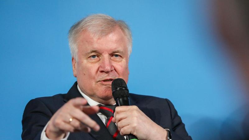 Innenminister Horst Seehofer will, dass abgelehnte Asylbewerber ohne Duldung Deutschland schnell verlassen. Innenminister Horst Seehofer will, dass abgelehnte Asylbewerber ohne Duldung Deutschland schnell verlassen.
