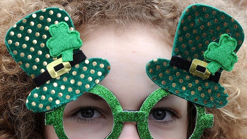 Voller Durchblick: Eine Frau trägt bei der St. Patrick's Day-Parade eine grüne Brille mit dem Leprechaun-Hut und Kleeblättern. Voller Durchblick: Eine Frau trägt bei der St. Patrick's Day-Parade eine grüne Brille mit dem Leprechaun-Hut und Kleeblättern.