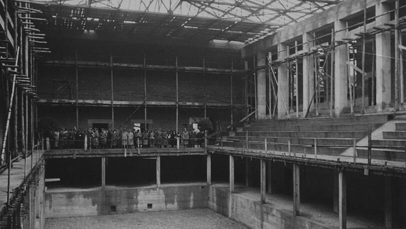 Das Nordbad im Bau: rechts im Bild die Tribünen. Das Nordbad im Bau: rechts im Bild die Tribünen.