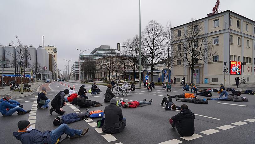 Bedrückendes Bild: die Mahnwache für den verunglückten Radler am Sonntag am Circus Krone. Bedrückendes Bild: die Mahnwache für den verunglückten Radler am Sonntag am Circus Krone.