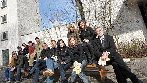 Auf der Kirchenbank: Architekt Roland Nörpel neben Pfarrer Thomas Kaffenberger, Mitarbeiterin Daniela Mailänder und Dekan Christopher Krieghoff mit den Kids vor der Kirche St. Lukas, die künftig ihnen gehören wird. Auf der Kirchenbank: Architekt Roland Nörpel neben Pfarrer Thomas Kaffenberger, Mitarbeiterin Daniela Mailänder und Dekan Christopher Krieghoff mit den Kids vor der Kirche St. Lukas, die künftig ihnen gehören wird.