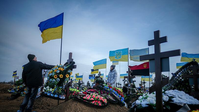 Ein Soldaten-Friedhof im ukrainischen Odessa. "Wenn ich die Bilder von den Friedhöfen in der Ukraine und Russland sehe - Gräber, Blumen und Fahnen bis zum Horizont, davor weinende Frauen -, frage ich mich einfach nur: Wann hört das endlich auf?", sagt Vladimir Esipov im Interview mit der AZ. Ein Soldaten-Friedhof im ukrainischen Odessa. "Wenn ich die Bilder von den Friedhöfen in der Ukraine und Russland sehe - Gräber, Blumen und Fahnen bis zum Horizont, davor weinende Frauen -, frage ich mich einfach nur: Wann hört das endlich auf?", sagt Vladimir Esipov im Interview mit der AZ.