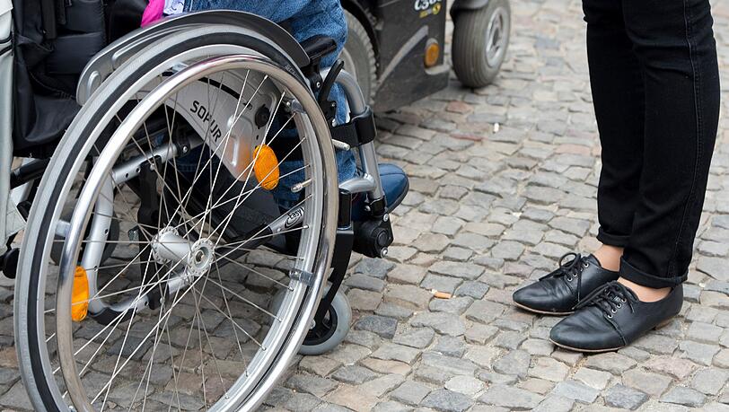 Kopfsteinpflaster ist ein Problem für Rollstuhlfahrer. Foto: Stache/dpa Kopfsteinpflaster ist ein Problem für Rollstuhlfahrer. Foto: Stache/dpa