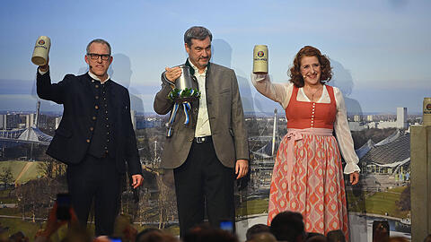 v.re:Luise Kinseher,Markus Söder, Ministerpraesident Bayern und CSU Vorsitzender, Christian Dahncke Braumeister auf der Buehne mit der ersten Mass Salvator auf der Salvator Starkbierprobe 2026 auf dem Nockherberg in München. v.re:Luise Kinseher,Markus Söder, Ministerpraesident Bayern und CSU Vorsitzender, Christian Dahncke Braumeister auf der Buehne mit der ersten Mass Salvator auf der Salvator Starkbierprobe 2026 auf dem Nockherberg in München.