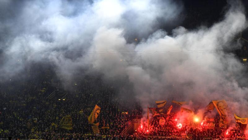 Schon vor dem Anpfiff zündelten Fans beider Clubs reichlich Pyro ab. Schon vor dem Anpfiff zündelten Fans beider Clubs reichlich Pyro ab.