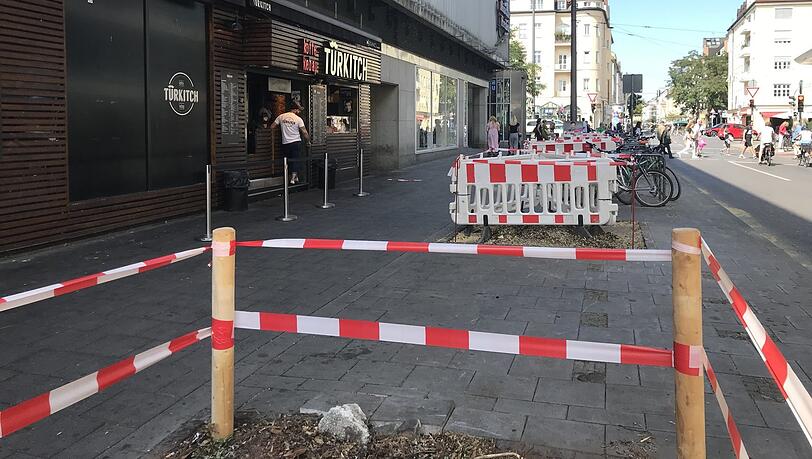 Von den fünf Robinien in der Feilitzschstraße neben dem Karstadt sind nur noch die Stümpfe übrig. Jeder einzelne wurde mit Flatterband und Baustellengittern gesichert. Von den fünf Robinien in der Feilitzschstraße neben dem Karstadt sind nur noch die Stümpfe übrig. Jeder einzelne wurde mit Flatterband und Baustellengittern gesichert.