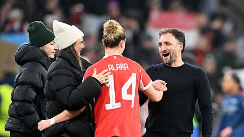 Bayern-Trainer José Barcala feiert mit Torschützin Alara den Sieg über Arsenal. Bayern-Trainer José Barcala feiert mit Torschützin Alara den Sieg über Arsenal.