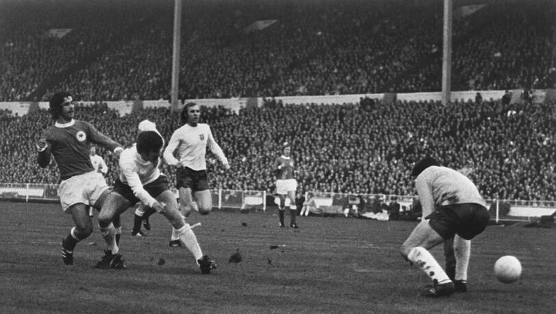 1972 siegt in Wembley erstmals eine deutsche Elf in England. 1972 siegt in Wembley erstmals eine deutsche Elf in England.