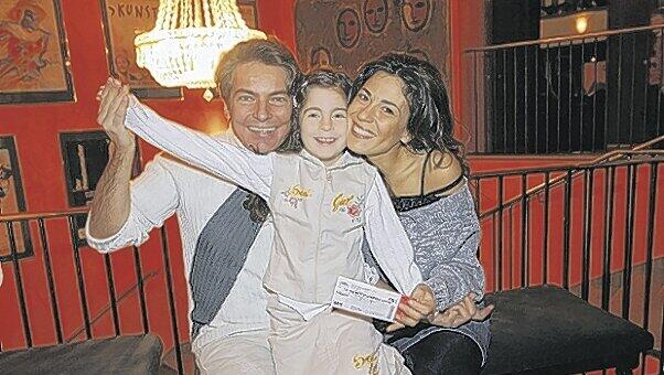 Gemeinsam viel Spaß: Schauspieler Pascal Breuer mit Freundin Loredana La Rocca und der sechsjährigen Naomi. Gemeinsam viel Spaß: Schauspieler Pascal Breuer mit Freundin Loredana La Rocca und der sechsjährigen Naomi.