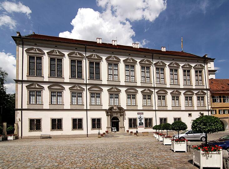 Fürst Albrecht zu Oettingen-Spielberg, Residenzschloss Oettingen: Nach dem Tod seines Vaters vor 30 Jahren begann der Fürst mit der Instandsetzung. &bdquo;Zuerst habe ich wirklich nicht gewusst, auf was ich mich eingelassen habe&ldquo;, sagt er, &bdquo;aber es hat sich wirklich sehr gelohnt.&ldquo; 
Mehrere Gebäude der Schlossanlage inklusive dem großen Schlossbau hat er originalgetreu renovieren lassen. Entstanden sind sie ab dem 17. Jahrhundert. &bdquo;Erst mussten wir die Gebäude untersuchen und die Schäden in der Statik beheben. Dann konnten wir mit der Restaurierung beginnen&ldquo;, sagt er.