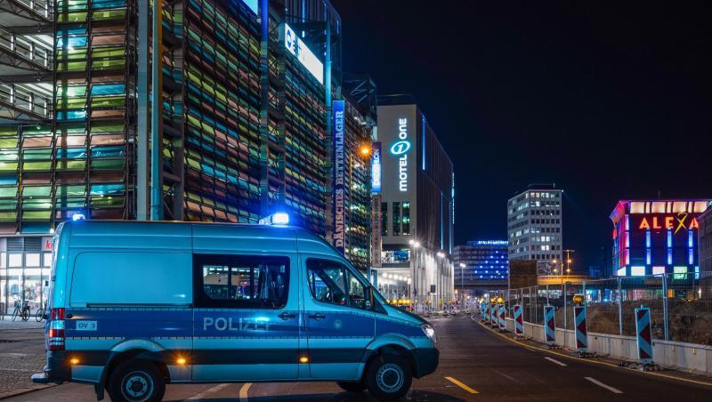 Ein Polizeiauto sperrt die Grunerstraße in Berlin ab. Ein Polizeiauto sperrt die Grunerstraße in Berlin ab.